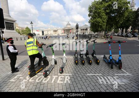 London, England, Großbritannien. August 2021. Eine E-Scooter-Station wird am Trafalgar Square gesehen, da Londons Mietprogramm weiter wächst. Der Transport für den von der Londoner Regierung unterstützten Prozess, der die einzige Möglichkeit ist, die batteriebetriebenen Fahrzeuge legal auf öffentlichen Straßen zu fahren, geht auf 9 Stadtbezirken der Stadt. (Bild: © Tayfun Salci/ZUMA Press Wire) Stockfoto