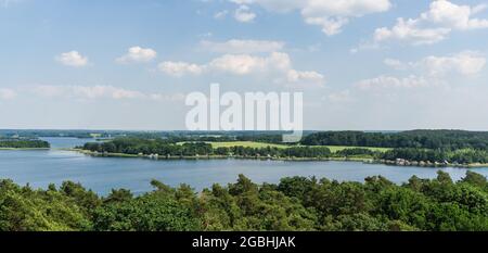 Blick über den Krakower See mit Bungalows und Wald auf dem gegenüberliegenden Seeufer Stockfoto