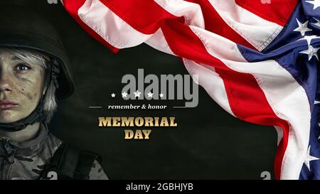 Stolz. Design für Grußkarte, Poster für Veterans Day, Memorial Day. Nahaufnahme einer amerikanischen Soldatinnen neben der US-Flagge auf grauem Hintergrund isoliert. Stockfoto