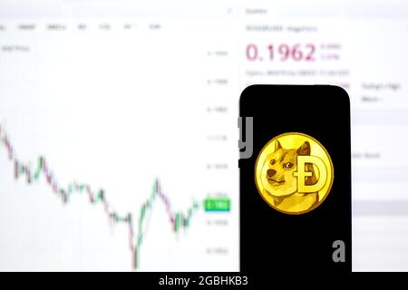 Barcelona, Katalonien, Spanien. August 2021. In dieser Abbildung ist ein Dogecoin-Logo auf einem Smartphone mit der Preisgraphik-Information von Dogecoin im Hintergrund zu sehen. (Bild: © Thiago Prudencio/DAX via ZUMA Press Wire) Stockfoto