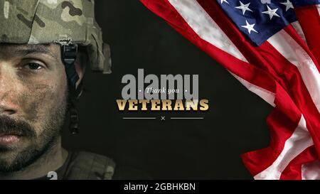 Plakat, Banner für Veterans Day, Memorial Day. Nahaufnahme eines amerikanischen Soldaten neben der US-Flagge auf grauem Hintergrund. Stockfoto