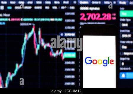 Barcelona, Katalonien, Spanien. August 2021. In dieser Abbildung ist ein Logo von Google LLC zu sehen, das auf einem Smartphone mit den Börseninformationen von Alphabet Inc. Im Hintergrund angezeigt wird. (Bild: © Thiago Prudencio/DAX via ZUMA Press Wire) Stockfoto