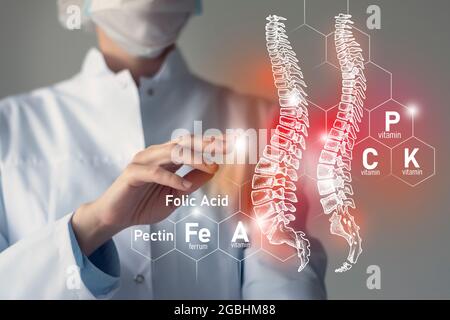 Essentielle Nährstoffe für die Gesundheit der Wirbelsäule einschließlich Magnesium, Vitamin B12, Kalzium, Ferrum.verschwommenes Porträt des Arztes mit hervorgehobener roter Wirbelsäule. Stockfoto