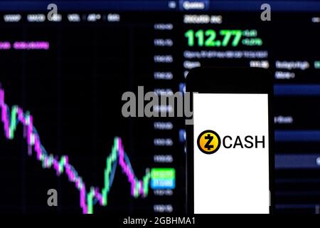 Barcelona, Katalonien, Spanien. August 2021. In dieser Abbildung ist ein Zcash-Logo auf einem Smartphone mit der Preisgraphik-Information von Zcash im Hintergrund zu sehen. (Bild: © Thiago Prudencio/DAX via ZUMA Press Wire) Stockfoto