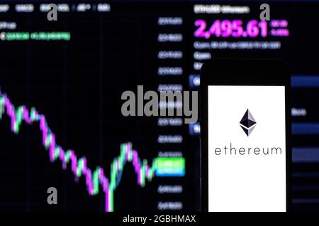 Barcelona, Katalonien, Spanien. August 2021. In dieser Abbildung ist ein Ethereum-Logo auf einem Smartphone mit dem Preisgraphen von Ethereum im Hintergrund zu sehen. (Bild: © Thiago Prudencio/DAX via ZUMA Press Wire) Stockfoto