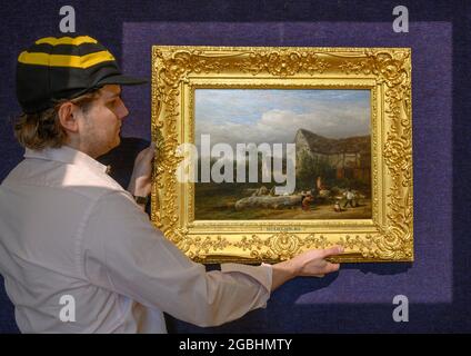 Bonhams, London, Großbritannien. 4. August 2021. Boys playing at Cricket by William Mulready, RA (British, 1786-1863) wird am 22. September im Bonhams London 19th Century und im British Impressionist Art Sale mit einer Schätzung von £8,000-12,000 zum Verkauf angeboten. Es wurde seit den 1940er Jahren nicht mehr gesehen und ist selten, da es sich um ein ziemlich frühes, knackendes Bild handelt, das 1810 gemalt und 1813 auf der RA ausgestellt wurde. Bild: Archie Lechallas, Mitarbeiter von Bonhams, trägt die Arbeit mit seiner Cricket-Mütze der Milton Abbey School der alten Schule. Quelle: Malcolm Park/Alamy Live News. Stockfoto