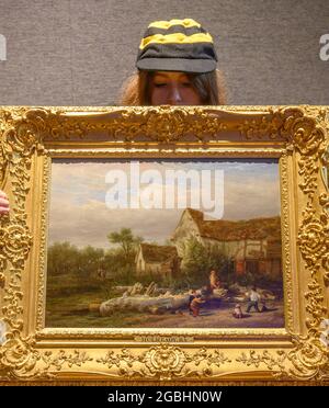 Bonhams, London, Großbritannien. 4. August 2021. Boys playing at Cricket by William Mulready, RA (British, 1786-1863) wird am 22. September im Bonhams London 19th Century und im British Impressionist Art Sale mit einer Schätzung von £8,000-12,000 zum Verkauf angeboten. Es wurde seit den 1940er Jahren nicht mehr gesehen und ist selten, da es sich um ein ziemlich frühes, knackendes Bild handelt, das 1810 gemalt und 1813 auf der RA ausgestellt wurde. Bild: Bonhams-Mitarbeiterin Sasha Thomas mit der Arbeit. Quelle: Malcolm Park/Alamy Live News. Stockfoto