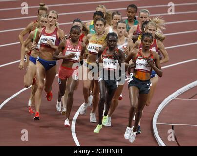 Tokio, Japan. August 2021. Die Teilnehmer Rennen während des 3000-m-Hindernisfinales der Frauen im Olympiastadion während der Olympischen Sommerspiele 2020 in Tokio, Japan, am Mittwoch, den 4. August 2021. Foto von Tasos Katopodis/UPI Credit: UPI/Alamy Live News Stockfoto