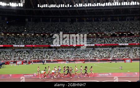 Tokio, Japan. August 2021. Die Teilnehmer Rennen während des 3000-m-Hindernisfinales der Frauen im Olympiastadion während der Olympischen Sommerspiele 2020 in Tokio, Japan, am Mittwoch, den 4. August 2021. Foto von Tasos Katopodis/UPI Credit: UPI/Alamy Live News Stockfoto