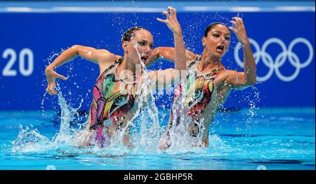 Die Italiener Linda Cerruti und Costanza Ferro treten am zwölften Tag der Olympischen Spiele in Tokio 2020 in Japan beim Finale des künstlerischen Schwimmens im Tokyo Aquatics Center an. Bilddatum: Mittwoch, 4. August 2021. Stockfoto