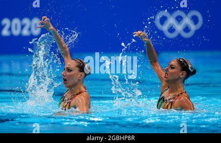 Die Italiener Linda Cerruti und Costanza Ferro treten am zwölften Tag der Olympischen Spiele in Tokio 2020 in Japan beim Finale des künstlerischen Schwimmens im Tokyo Aquatics Center an. Bilddatum: Mittwoch, 4. August 2021. Stockfoto