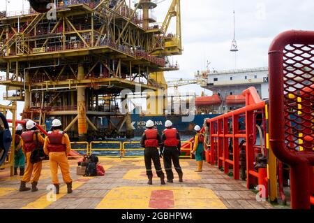 Die Schiffsbesatzung steht auf dem Deck des Schiffes für den persönlichen Transfer von Plattform zu Schiff zur Verfügung Stockfoto