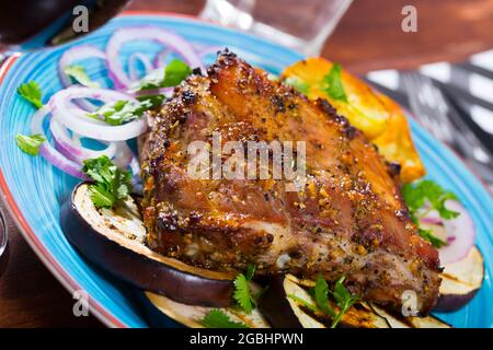 Gebratenes schweinefleisch carre mit Gemüse Stockfoto