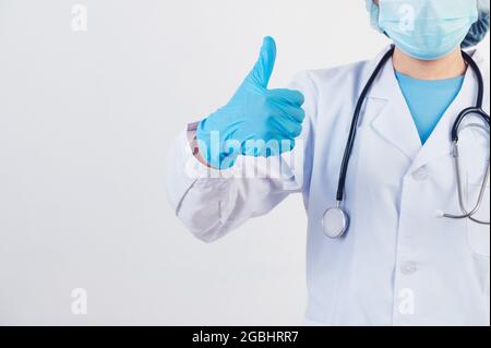 Die Ärzte aus nächster Nähe zeigen den Patienten, die im Krankenhaus oder in der Klinik behandelt wurden, mit großen Daumen nach oben auf weißem Hintergrund, um sicherzustellen, dass es bald wieder gut wird Stockfoto