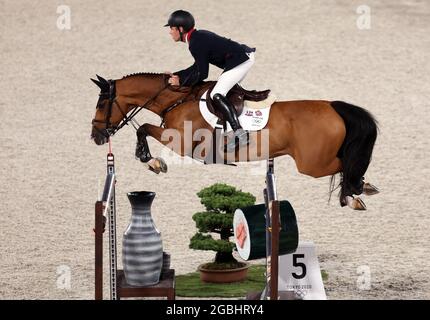 Tokio, Japan. August 2021. Pferdesport/Jumping: Olympische Spiele, Singles, Equestrian Park Finals. Der britische Scott Brash reitet Jefferson durch den Parkour. Quelle: Friso Gentsch/dpa/Alamy Live News Stockfoto