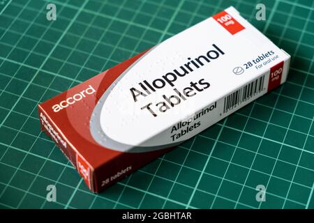 London England Großbritannien, August 4 2020, Packung mit 100 mg Allopurinol Tabletten ohne Menschen Stockfoto