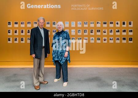 London, Großbritannien. August 2021. John Hajdu MBE und Joan Salter MBE, Holocaust-Überlebende - Generationen: Porträts von Holocaust-Überlebenden eine neue Ausstellung im IWM London. Vom 6. August 2021 bis zum 7. Januar 2022 ist es eine neue Fotoausstellung im IWM London, die über 50 zeitgenössische Porträts von Holocaust-Überlebenden und ihren Familien zusammenbringt. Kredit: Guy Bell/Alamy Live Nachrichten Stockfoto