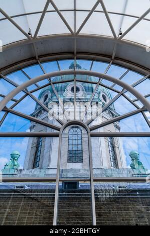 London, Großbritannien. August 2021. Generations: Portraits of Holocaust Survivors eine neue Ausstellung im IWM London. Vom 6. August 2021 bis zum 7. Januar 2022 ist es eine neue Fotoausstellung im IWM London, die über 50 zeitgenössische Porträts von Holocaust-Überlebenden und ihren Familien zusammenbringt. Kredit: Guy Bell/Alamy Live Nachrichten Stockfoto