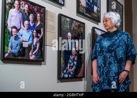 London, Großbritannien. August 2021. Joan Salter MBE, eine Holocaust-Überlebende, neben ihrem Portrait - Generations: Portraits of Holocaust Survivors eine neue Ausstellung im IWM London. Vom 6. August 2021 bis zum 7. Januar 2022 ist es eine neue Fotoausstellung im IWM London, die über 50 zeitgenössische Porträts von Holocaust-Überlebenden und ihren Familien zusammenbringt. Kredit: Guy Bell/Alamy Live Nachrichten Stockfoto