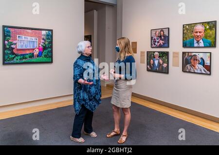 London, Großbritannien. August 2021. Joan Salter MBE, A Holocaust Survivors - Generations: Portraits of Holocaust Survivors eine neue Ausstellung im IWM London. Vom 6. August 2021 bis zum 7. Januar 2022 ist es eine neue Fotoausstellung im IWM London, die über 50 zeitgenössische Porträts von Holocaust-Überlebenden und ihren Familien zusammenbringt. Kredit: Guy Bell/Alamy Live Nachrichten Stockfoto