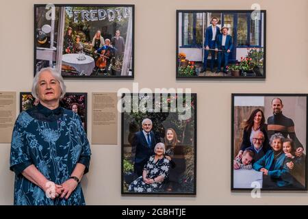 London, Großbritannien. August 2021. Joan Salter MBE, eine Holocaust-Überlebende, neben ihrem Portrait - Generations: Portraits of Holocaust Survivors eine neue Ausstellung im IWM London. Vom 6. August 2021 bis zum 7. Januar 2022 ist es eine neue Fotoausstellung im IWM London, die über 50 zeitgenössische Porträts von Holocaust-Überlebenden und ihren Familien zusammenbringt. Kredit: Guy Bell/Alamy Live Nachrichten Stockfoto