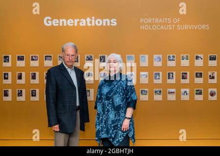 London, Großbritannien. August 2021. John Hajdu MBE und Joan Salter MBE, Holocaust-Überlebende - Generationen: Porträts von Holocaust-Überlebenden eine neue Ausstellung im IWM London. Vom 6. August 2021 bis zum 7. Januar 2022 ist es eine neue Fotoausstellung im IWM London, die über 50 zeitgenössische Porträts von Holocaust-Überlebenden und ihren Familien zusammenbringt. Kredit: Guy Bell/Alamy Live Nachrichten Stockfoto