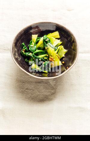 Gebratene Pak Choi in asiatischem Gericht auf einem sauberen Hintergrund mit COPYSPACE - FOODPIX WEISS Stockfoto