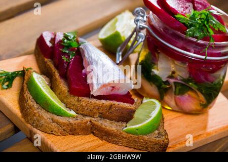 Hausgemachter eingelegter blauer Wittling-Fisch Stockfoto