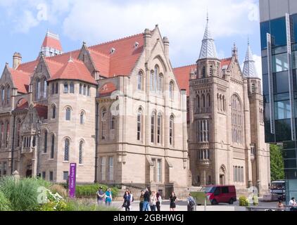 Christie Building im Vordergrund, dahinter Whitworth Hall, an der University of Manchester, Manchester, England, Großbritannien Stockfoto