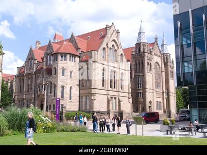 Christie Building im Vordergrund, dahinter Whitworth Hall, an der University of Manchester, Manchester, England, Großbritannien Stockfoto