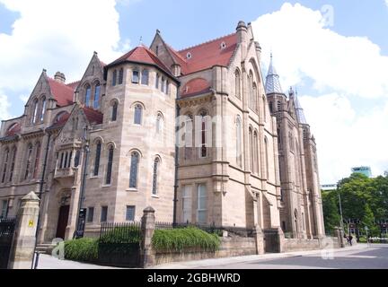 Christie Building im Vordergrund, dahinter Whitworth Hall, an der University of Manchester, Manchester, England, Großbritannien Stockfoto