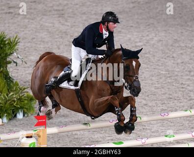 Der britische Ben Maher reitet am zwölften Tag der Olympischen Spiele in Tokio 2020 in Japan beim Einzel-Jumping-Finale im Equestrian Park die Explosion W. Bilddatum: Mittwoch, 4. August 2021. Stockfoto