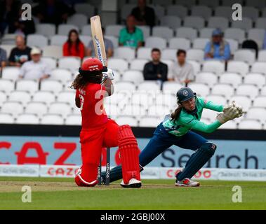 LONDON, ENGLAND - 02. AUGUST: Hayley Matthews von Welsh Fire Women und Sarah Bryce von Oval Invincibles Women während der Hundert zwischen Oval Invincible Stockfoto