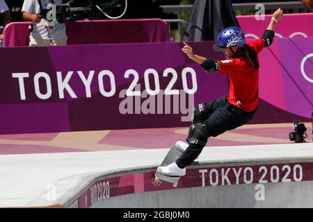 Tokio, Kanto, Japan. August 2021. Sakura Yosozumi (JPN) beim Finale des Skateboardparks für Frauen während der Olympischen Sommerspiele 2020 in Tokio im Ariake Urban Sports Park. (Bild: © David McIntyre/ZUMA Press Wire) Stockfoto