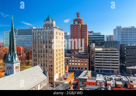 Harrisburg, Pennsylvania, USA Stadtbild mit historischem Kirchturm im Herbst. Stockfoto