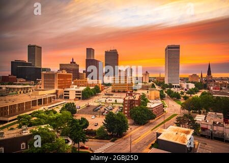 Tulsa, Oklahoma, USA Skyline in der Innenstadt bei Dämmerung. Stockfoto