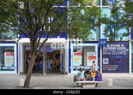 Oxford Street, London, Großbritannien. 4. August 2021. Verkauf im GAP Store in der Oxford Street. GAP wird alle britischen Filialen schließen und Geschäfte online verlagern Stockfoto