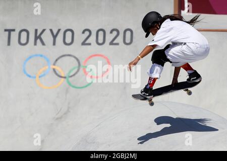 Tokio, Kanto, Japan. August 2021. Kokona Hiraki (JPN) beim Skateboarden im Frauenpark während der Olympischen Sommerspiele 2020 in Tokio im Ariake Urban Sports Park. (Bild: © David McIntyre/ZUMA Press Wire) Stockfoto