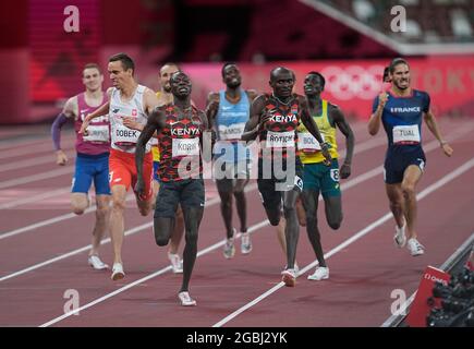 4. August 2021: Emmanuel Kipkurui Korir gewinnt Gold vor Ferguson Cheruiyot Rotich während 800 Metern für Männer bei den Olympischen Spielen in Tokio, im Olympiastadion in Tokio, Tokio, Japan}. Kim Price/CSM Stockfoto