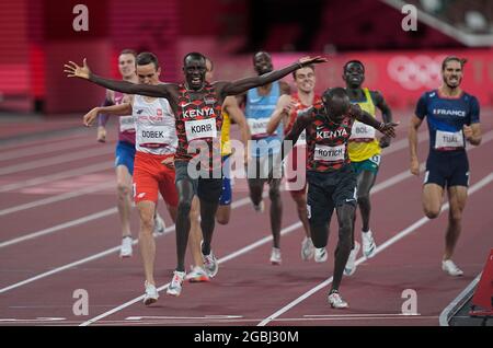 4. August 2021: Emmanuel Kipkurui Korir gewinnt Gold vor Ferguson Cheruiyot Rotich während 800 Metern für Männer bei den Olympischen Spielen in Tokio, im Olympiastadion in Tokio, Tokio, Japan}. Kim Price/CSM Stockfoto