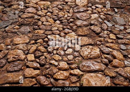 Typische Pflastersteine in der historischen Stadt Serro, Minas Gerais, Brasilien Stockfoto