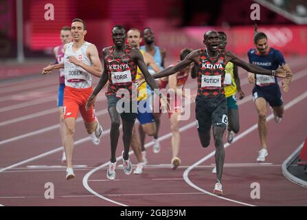 4. August 2021: Emmanuel Kipkurui Korir gewinnt Gold vor Ferguson Cheruiyot Rotich während 800 Metern für Männer bei den Olympischen Spielen in Tokio, im Olympiastadion in Tokio, Tokio, Japan}. Kim Price/CSM Stockfoto