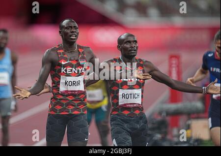 4. August 2021: Emmanuel Kipkurui Korir gewinnt Gold vor Ferguson Cheruiyot Rotich während 800 Metern für Männer bei den Olympischen Spielen in Tokio, im Olympiastadion in Tokio, Tokio, Japan}. Kim Price/CSM Stockfoto