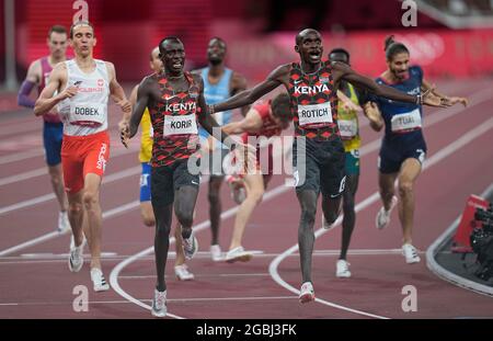 4. August 2021: Emmanuel Kipkurui Korir gewinnt Gold vor Ferguson Cheruiyot Rotich während 800 Metern für Männer bei den Olympischen Spielen in Tokio, im Olympiastadion in Tokio, Tokio, Japan}. Kim Price/CSM Stockfoto