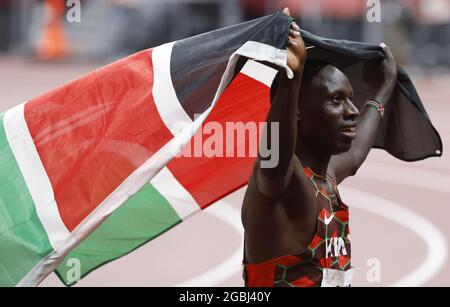 Tokio, Japan. August 2021. Der Kenianer Emmanuel Kipkurui Korir feiert am Mittwoch, den 4 2021. August, den Gewinn des 800-m-Finales der Männer im 1:45.06-Stadion während der Olympischen Sommerspiele 2020 in Tokio, Japan. Foto von Tasos Katopodis/UPI Credit: UPI/Alamy Live News Stockfoto