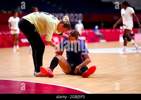 TOKIO, JAPAN - 4. AUGUST: Amandine Leynaud aus Frankreich und Lois Abbingh aus den Niederlanden während des Viertelfinales des Olympischen Handballturniers der Frauen in Tokio 2020 zwischen Frankreich und den Niederlanden am 4. August 2021 im Yoyogi-Nationalstadion in Tokio, Japan (Foto by Orange Picics) NOCNSF House of Sports Stockfoto