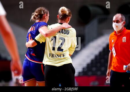 TOKIO, JAPAN - 4. AUGUST: Lois Abbingh aus den Niederlanden und Amandine Leynaud aus Frankreich während des Viertelfinales des Olympischen Handballturniers der Frauen in Tokio 2020 zwischen Frankreich und den Niederlanden im Yoyogi-Nationalstadion am 4. August 2021 in Tokio, Japan (Foto by Orange Picics) NOCNSF House of Sports Stockfoto