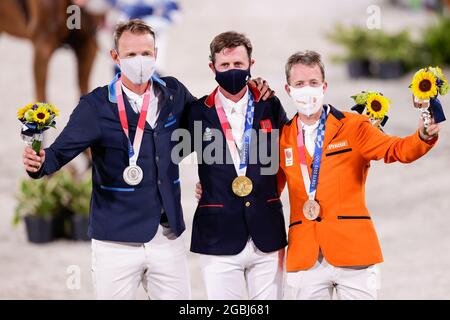 TOKIO, JAPAN - 4. AUGUST: Peder Fredricson aus Schweden posiert mit seiner Silbermedaille, Ben Maher aus Großbritannien mit seiner Bronzemedaille, Maikel van der Vleuten aus den Niederlanden posiert mit seiner Bronzemedaille während der Verleihung der Reitmedaille während der Olympischen Spiele in Tokio 2020 im Reitpark am 4. August 2021 in Tokio, Japan (Foto: Yannick Verhoeven/Orange Picics) NOCNSF Stockfoto