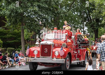 Wyomissing, Pennsylvania, 4. Juli 2021: Oldtimer-Feuerwehrauto in der Parade am 4. Juli Stockfoto