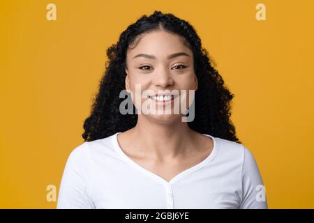 Glückliche Frau. Nahaufnahme Porträt Von Positiv Jung Schön Schwarz Weiblich Stockfoto